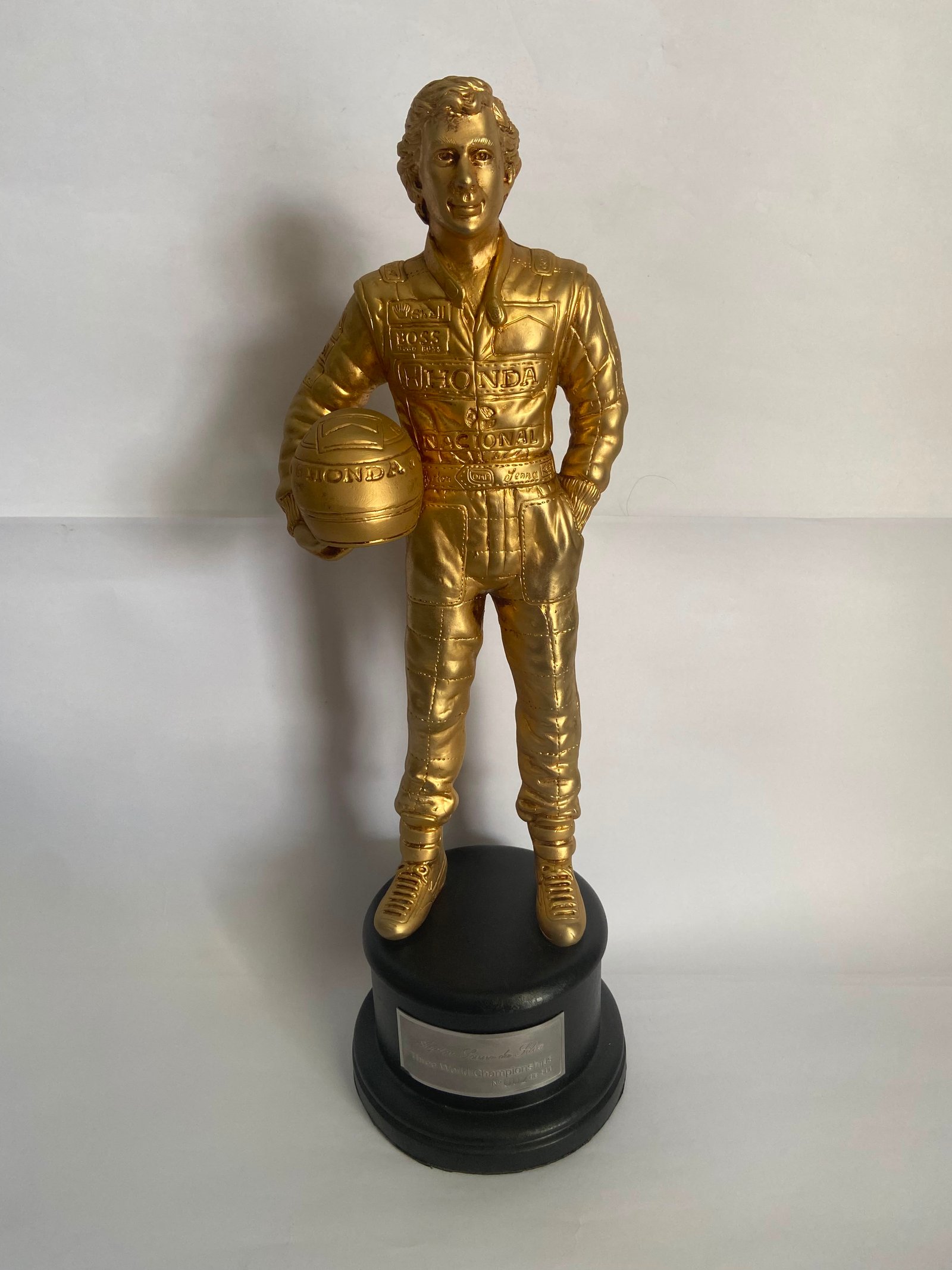 LOTE 03 - Escultura Oficial Ayrton Senna: "A Paradinha" – Edição Limitada (Peça 002 de 500) | Assinada por Wilson Iguti em Parceria com o Instituto Ayrton Senna